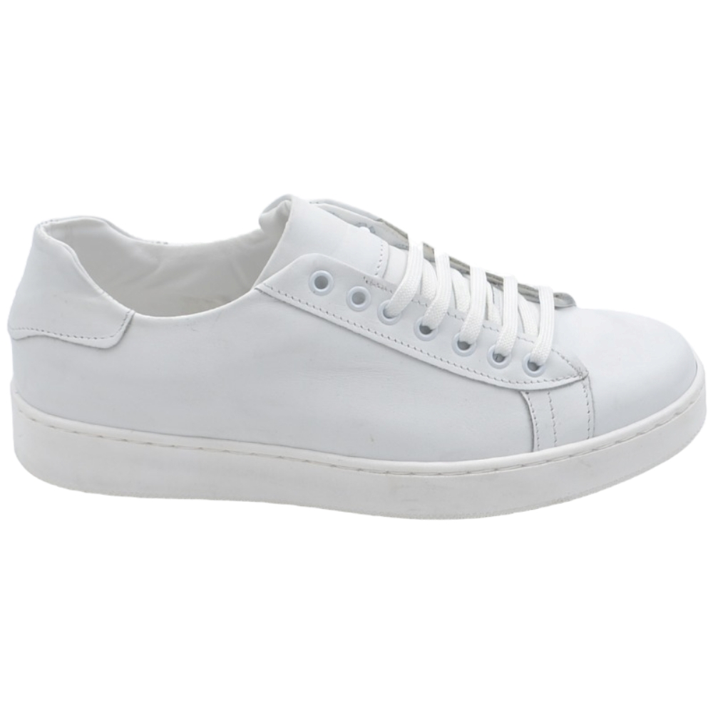 Sneakers bassa uomo in vera pelle bianca e cuciture fondo in gomma bianco moda business man comfort.