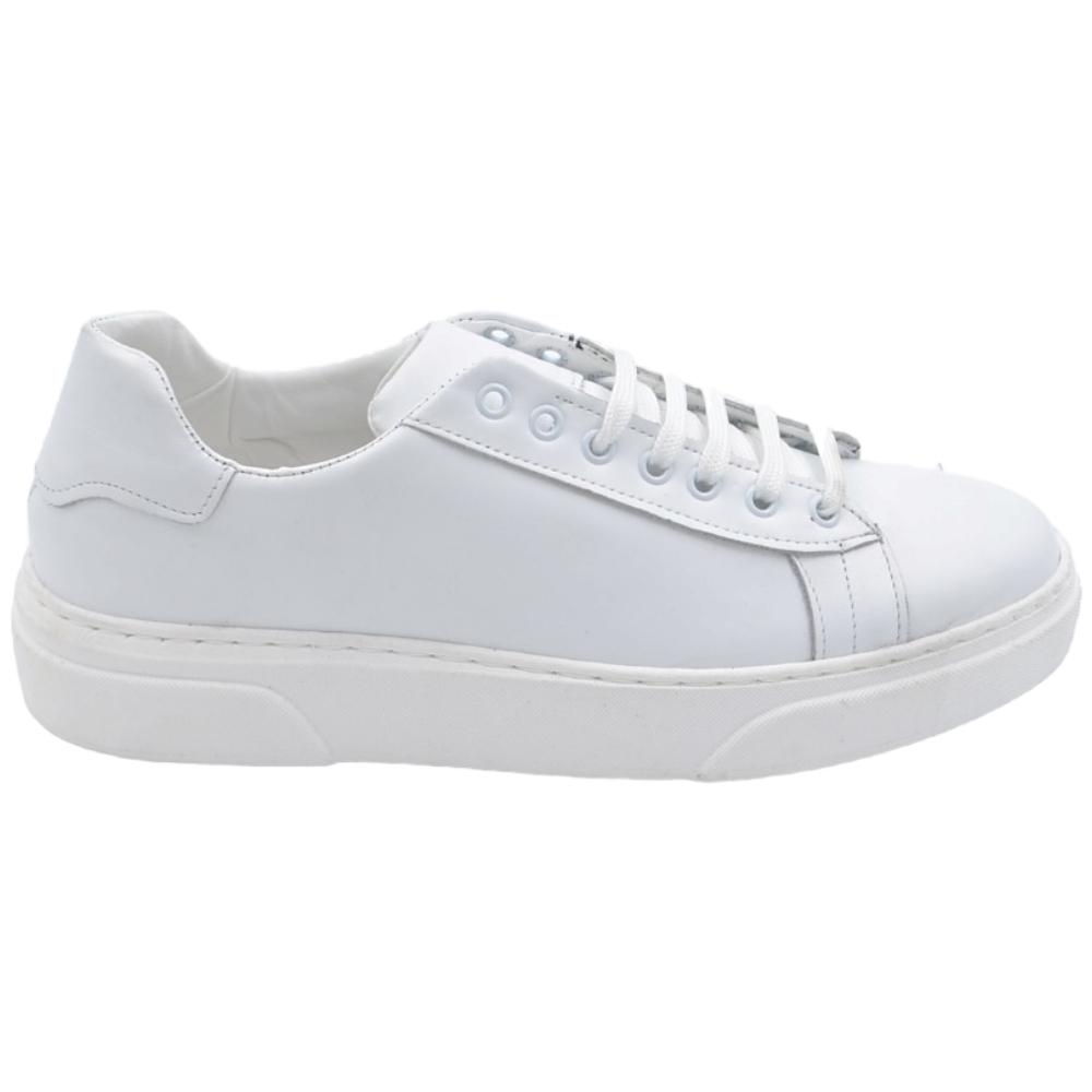 Scarpa sneakers bassa uomo basic vera pelle liscia bianca linea basic fondo in gomma bianco ultraleggero 3cm moda casual.