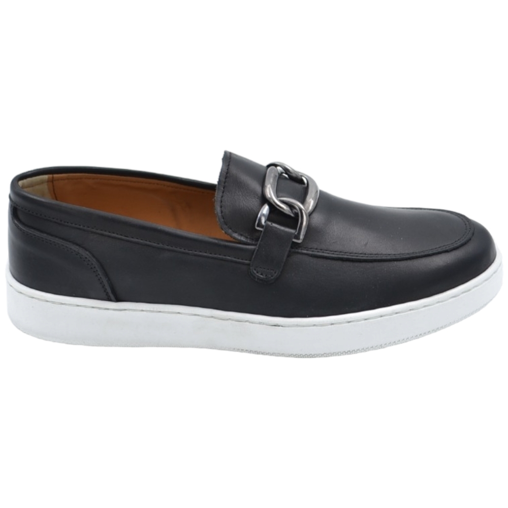 Mocassini uomo classico sportivo vera pelle nappa nero cuciture in punta con catena argento fondo bianco alto 3cm