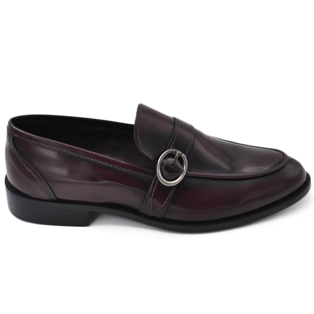 Mocassino uomo collage con fibbia argento in pelle nappa bordeaux classico fondo cuoio antiscivolo rinforzo tallone.