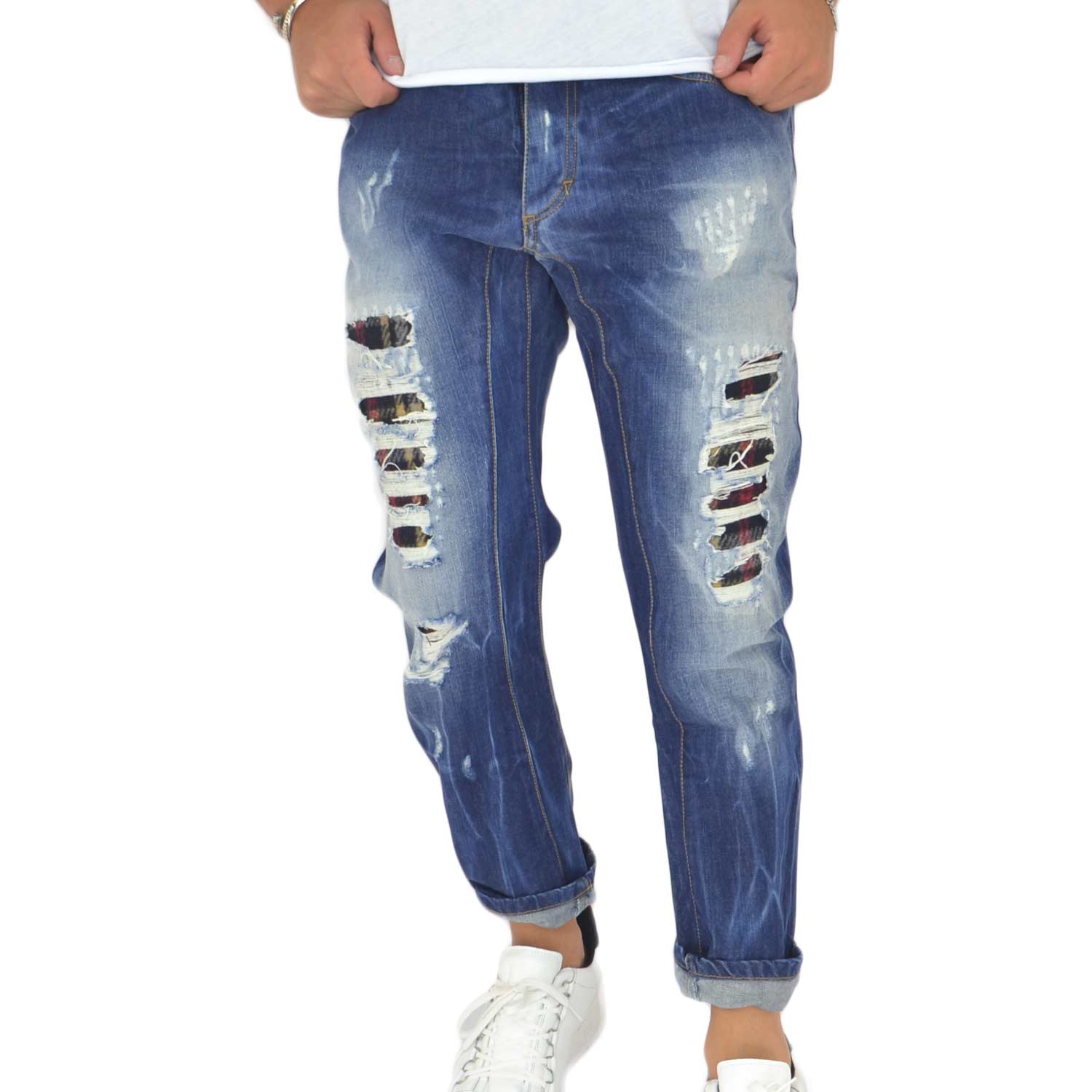 Pantaloni Jeans uomo blu scuro denim biker chiusura con bottone e cerniera strappato con toppa fantasia a quadri
