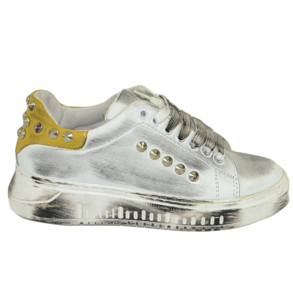Sneakers donn bianca in vera pelle effetto sporco borchie retro laterali fortino giallo ocra fondo army moda uomo street