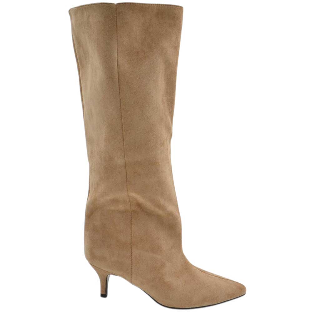 Stivali slouchy in Camoscio Beige a Punta con Tacco Basso kitten e gambale over trend.