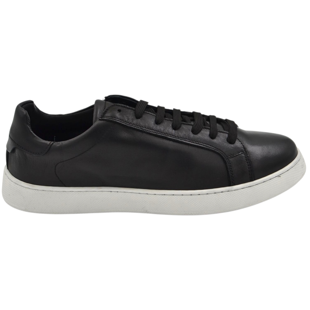 Sneakers uomo bassa in vera pelle vitello liscia nera con fondo alto in gomma bianca eva lacci casual made in Italy.