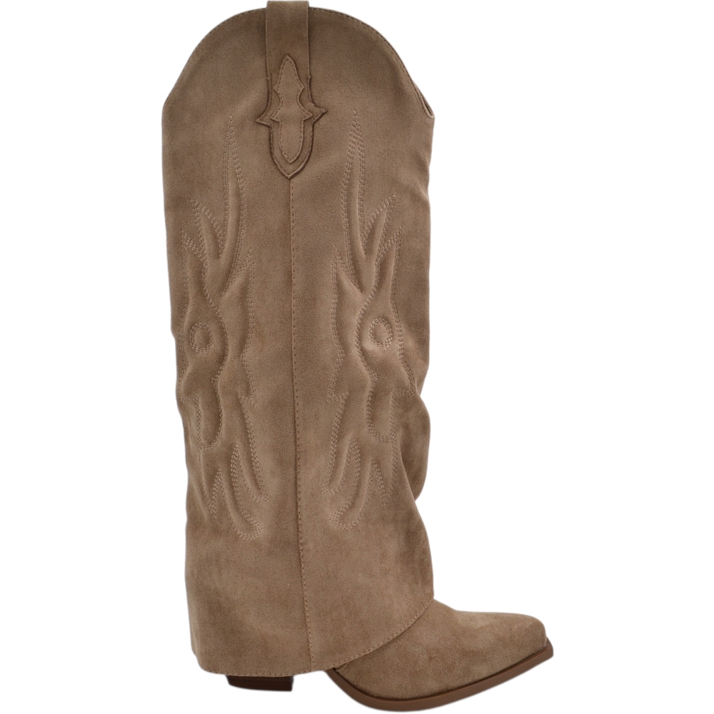Stivali donna al ginocchio shark a punta in camoscio beige risvolto scollo a v tacco western 5 cm zip interna.