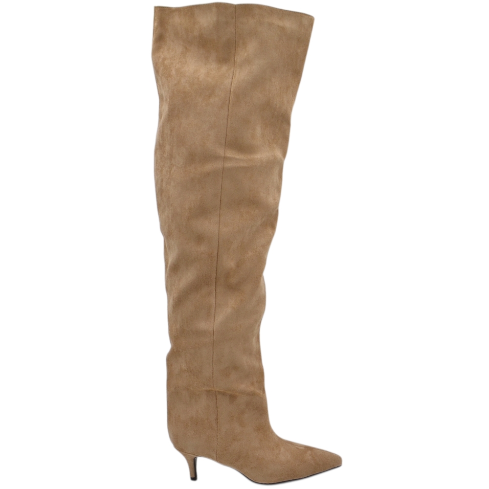 Stivali slouchy altissimo in camoscio beige a punta con tacco basso kitten gambale over trend