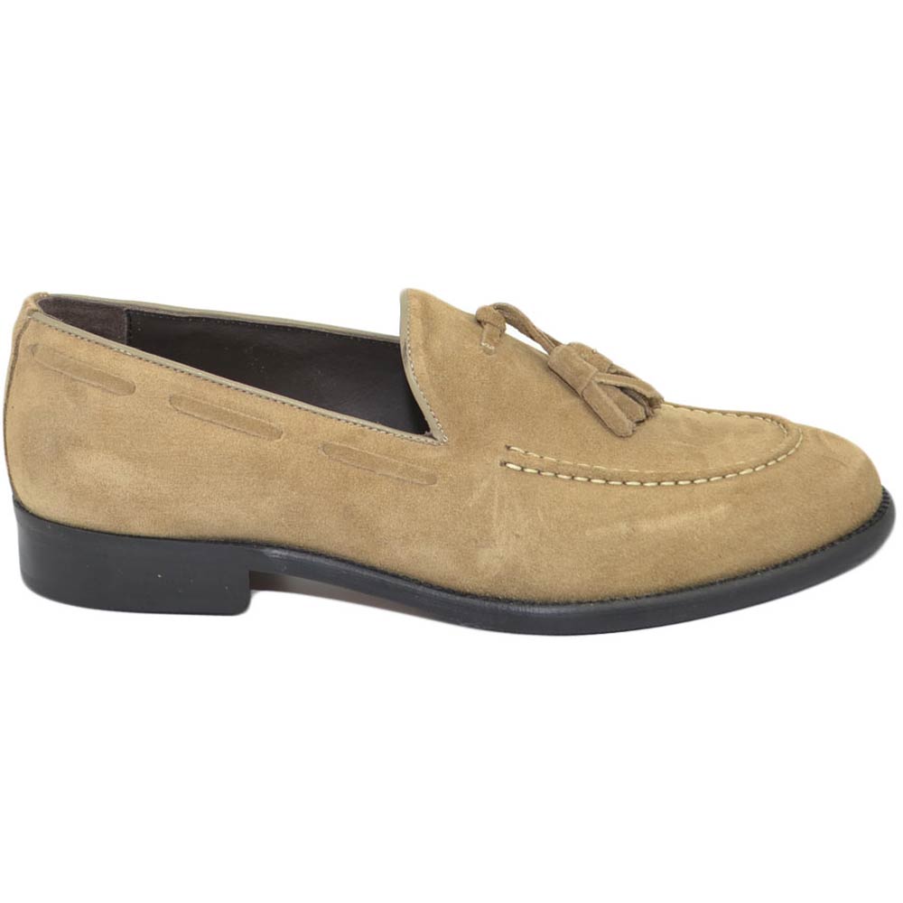 Scarpe uomo classico mocassino con bonbon pappine in vera pelle scamosciata beige fondo cuoio made in italy dandy