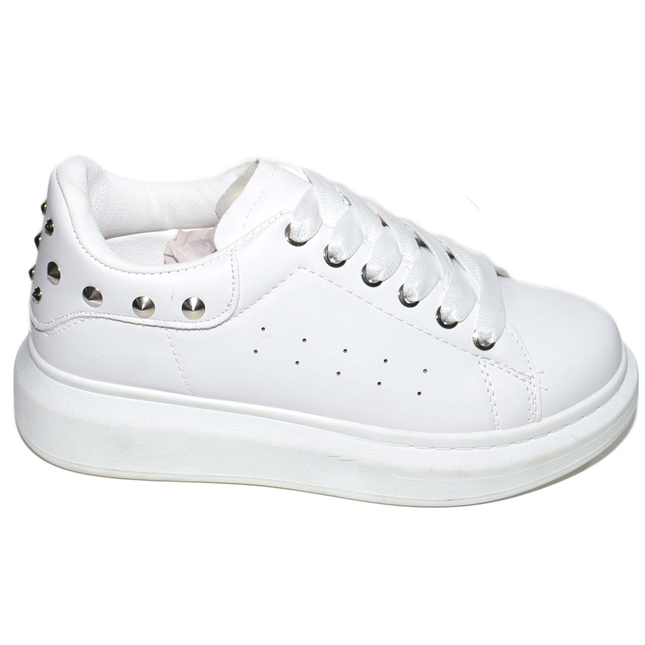 Sneakers donna bassa bianca con borchie argento fondo alto alba ondulato total white linea basic moda trendy