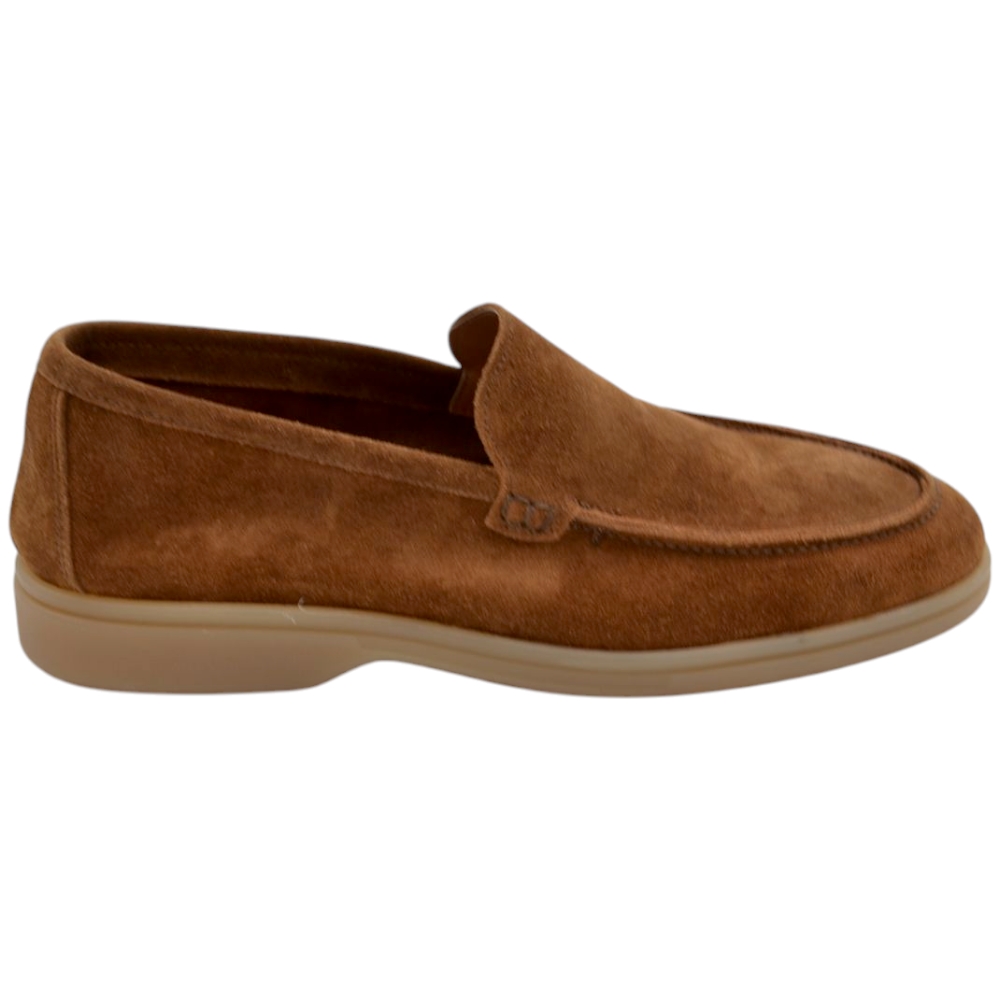 Mocassino uomo in vera pelle scamosciata da barca cuoio morbido con suola in gomma crepe sottile handmade in Italy .