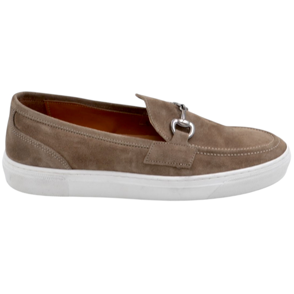 Mocassino uomo in vera pelle scamosciata tortora con morsetto argento fondo classico sportivo gomma bianco 2,5 cm