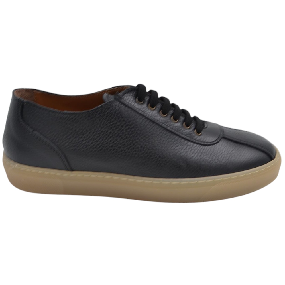 Sneakers uomo bassa in vera pelle bottolata nera fondo basso gomma beige 2 cm made in italy moda.