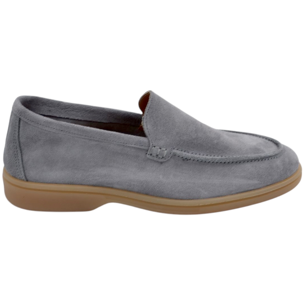 Mocassino uomo in vera pelle scamosciata da barca grigio morbido con suola in gomma crepe sottile handmade in Italy .