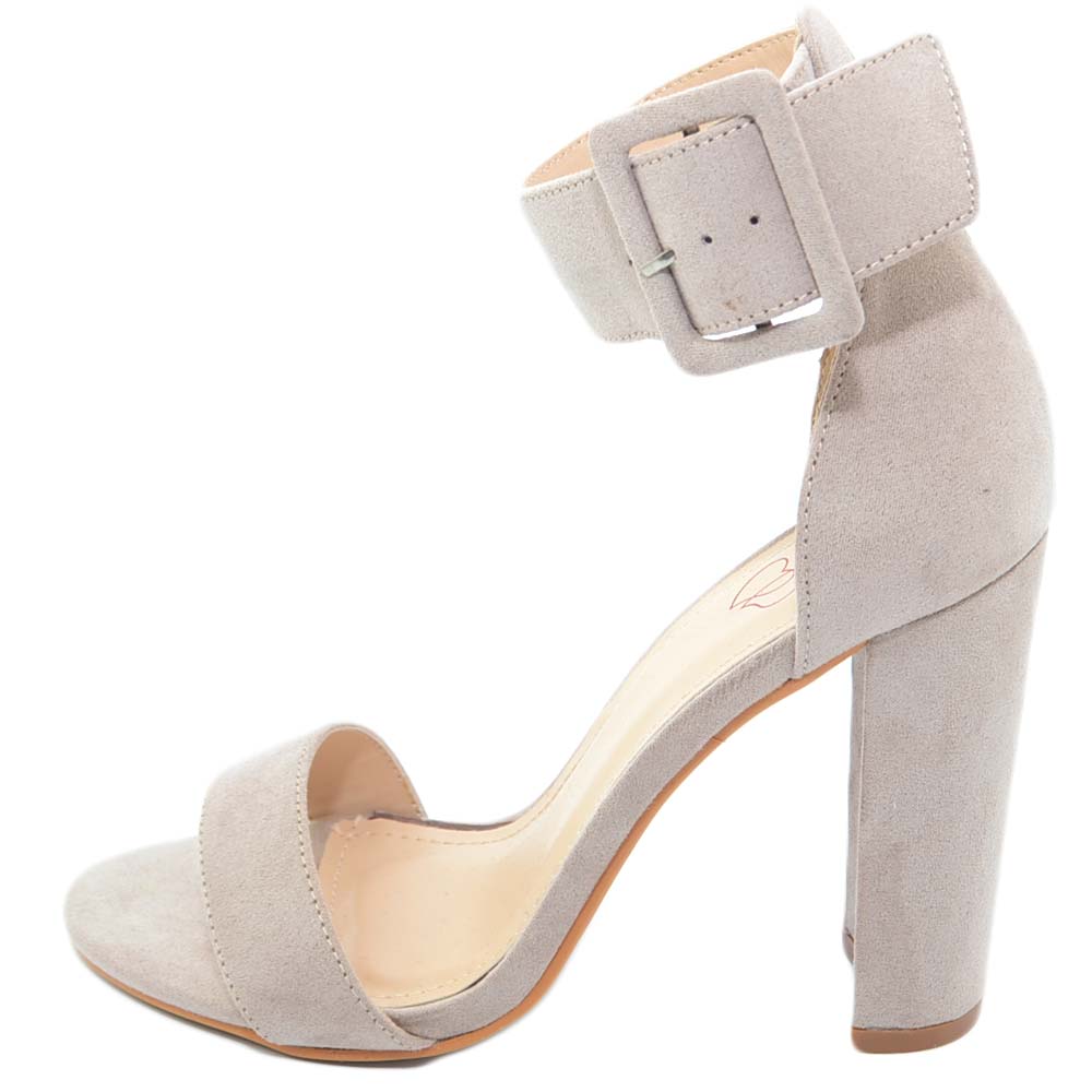 Sandalo donna beige tortora con cinturino alla caviglia e tacco largo moda linea basic calzata comoda e pratica .