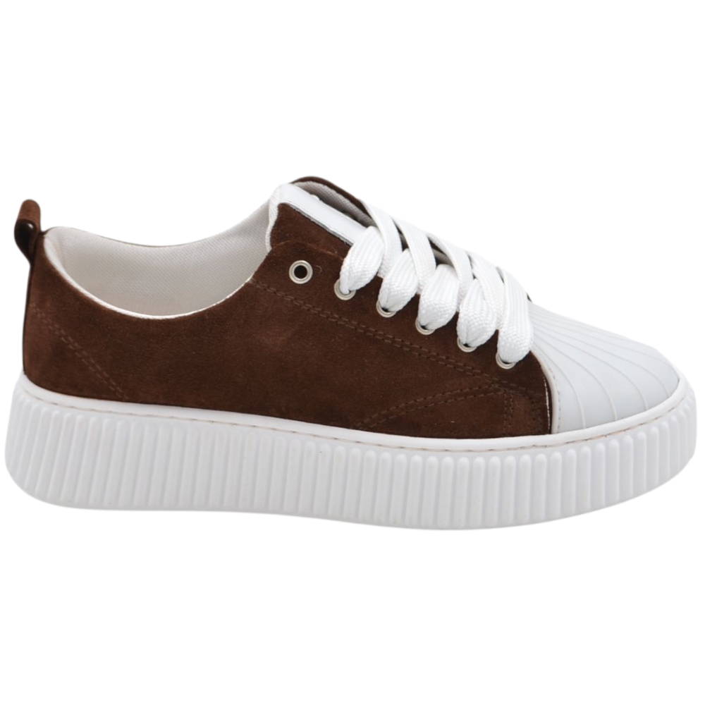 Sneakers uomo vera pelle scamosciata marrone lacci bianchi fondo in gomma antiscivolo alto 4,5 cm punta rinforzata.
