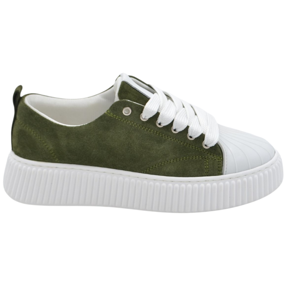 Sneakers uomo vera pelle scamosciata verde lacci bianchi fondo in gomma antiscivolo alto 4,5 cm punta rinforzata