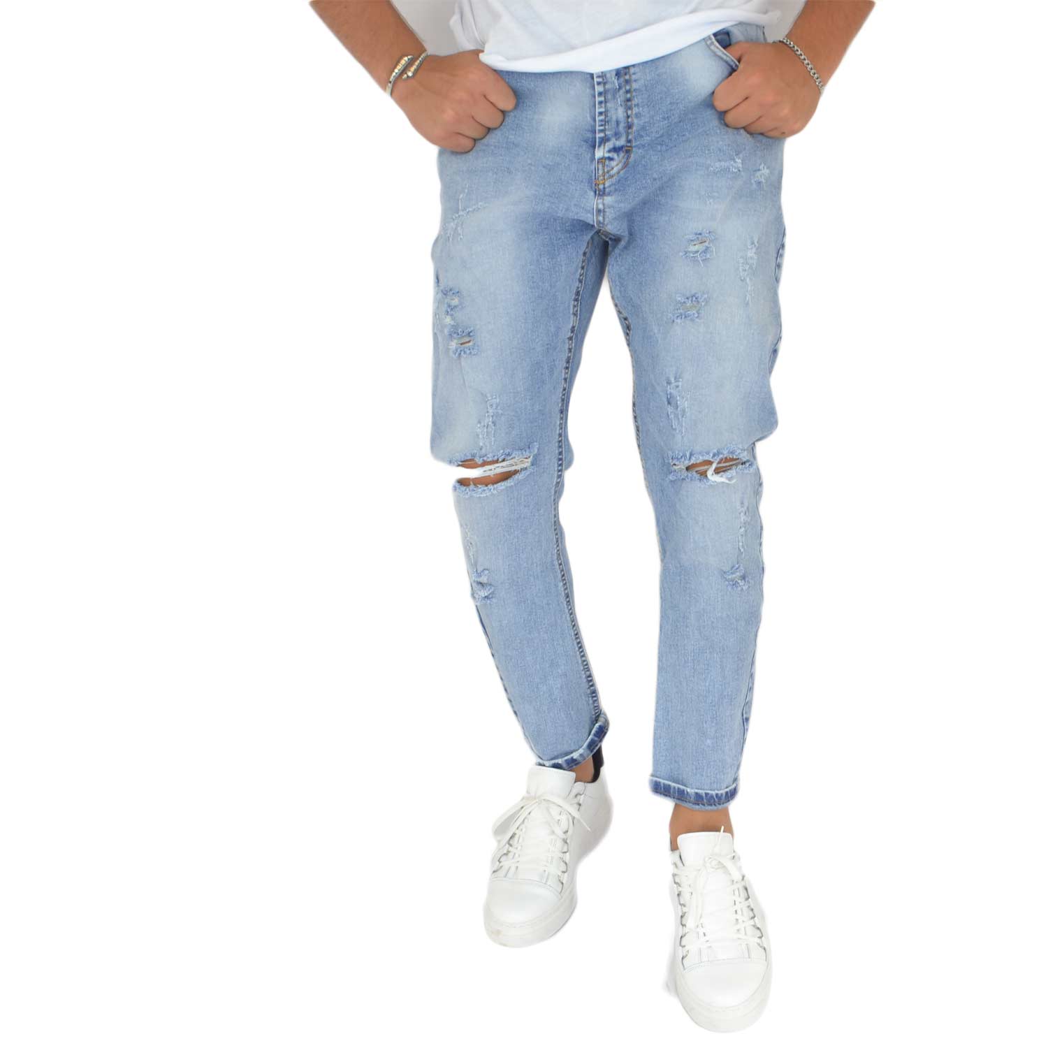 Pantaloni Jeans denim biker. Skinny fit.Chiusura con bottone e cerniera.Cinque tasche. strappo altezza ginocchio moda