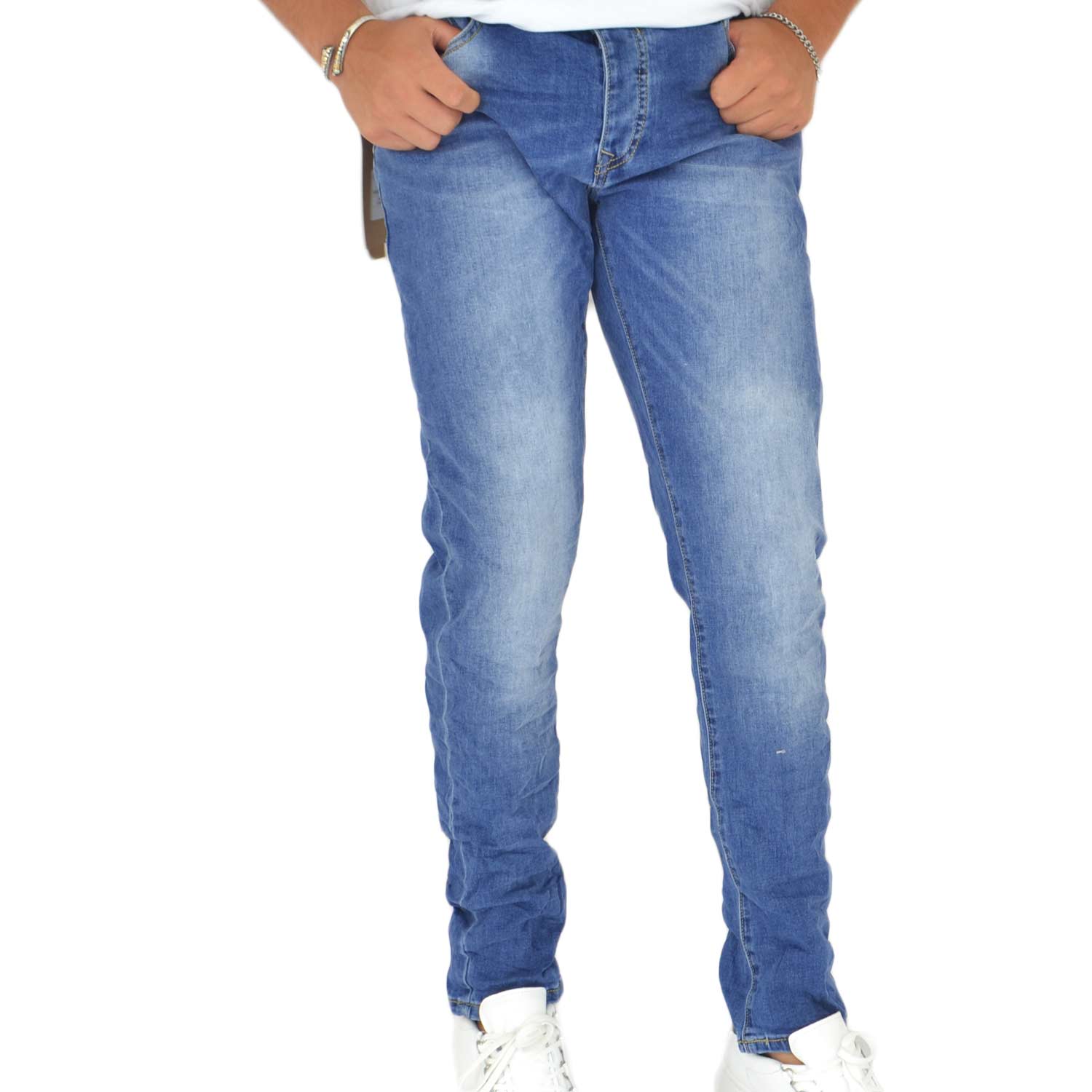 Pantaloni jeans , Skinny Fit con tasca americana . Chiusura con bottone e cerniera.