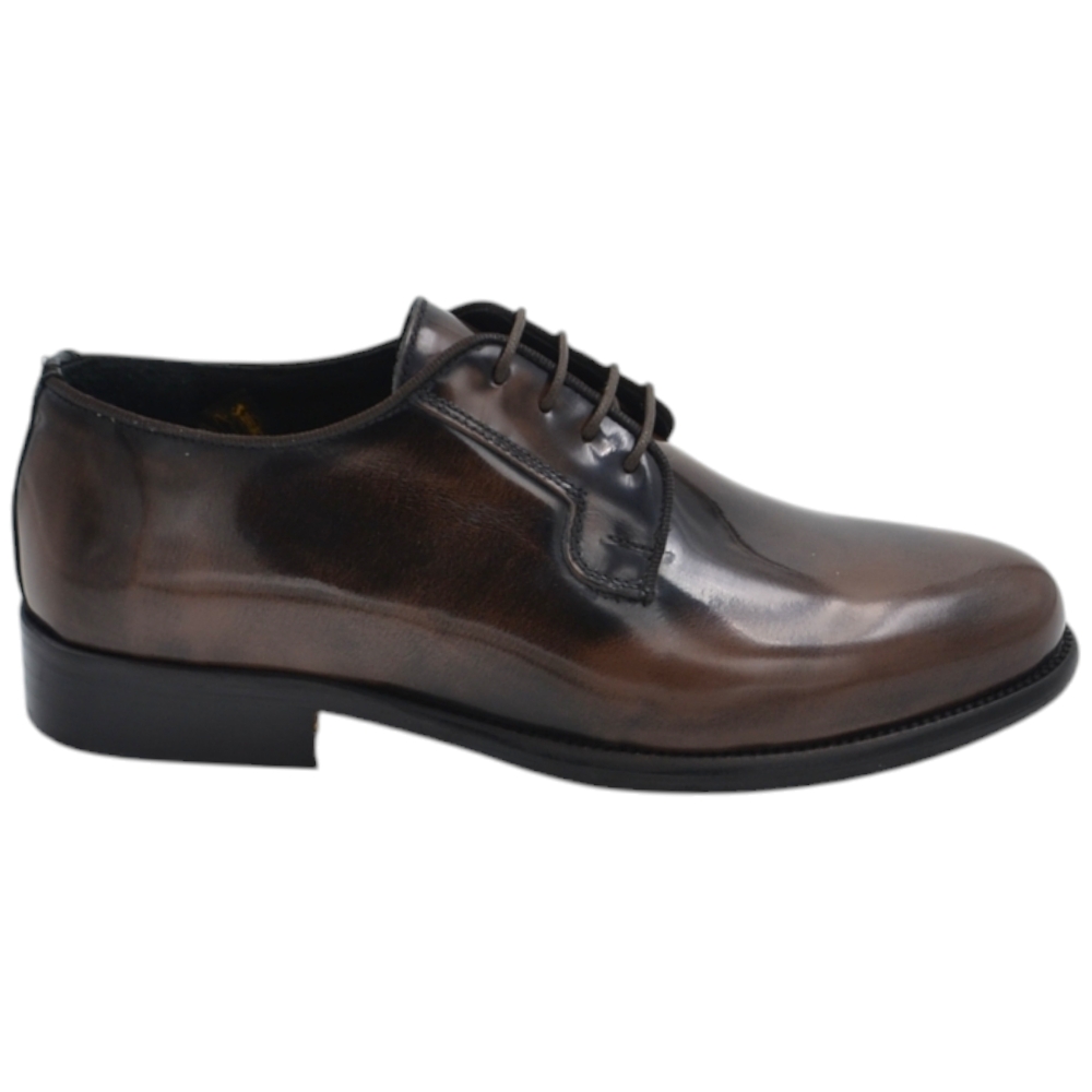 Scarpa derby classica uomo liscia stringata vera pelle abrasivato marrone spazzolato a mano fondo cuoio con antiscivolo