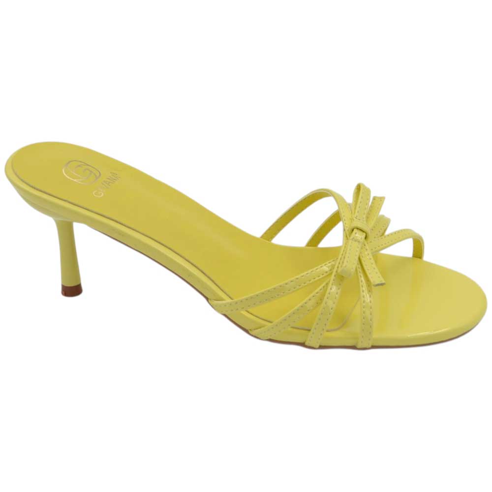 Sandali tacco donna in pelle lucida gialla con fasce sottili e fiocco tacco sottile basso 7 cm senza chiusura.