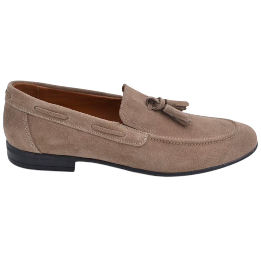 Scarpa mocassino uomo con bon bon vera pelle scamosciata beige cucita a mano fondo sottile in gomma antiscivolo.