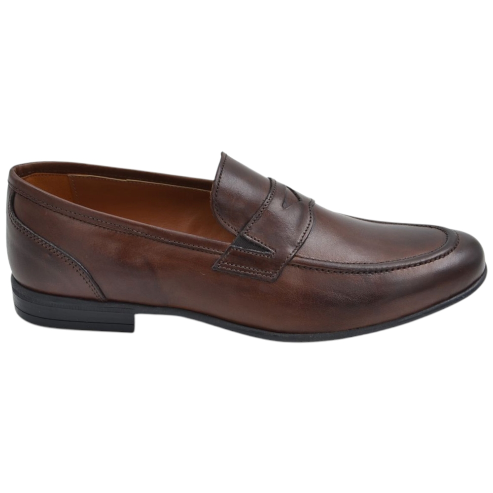 Mocassino uomo in vera pelle di nappa spazzolato marrone con fondo sottile in gomma handmade in italy.