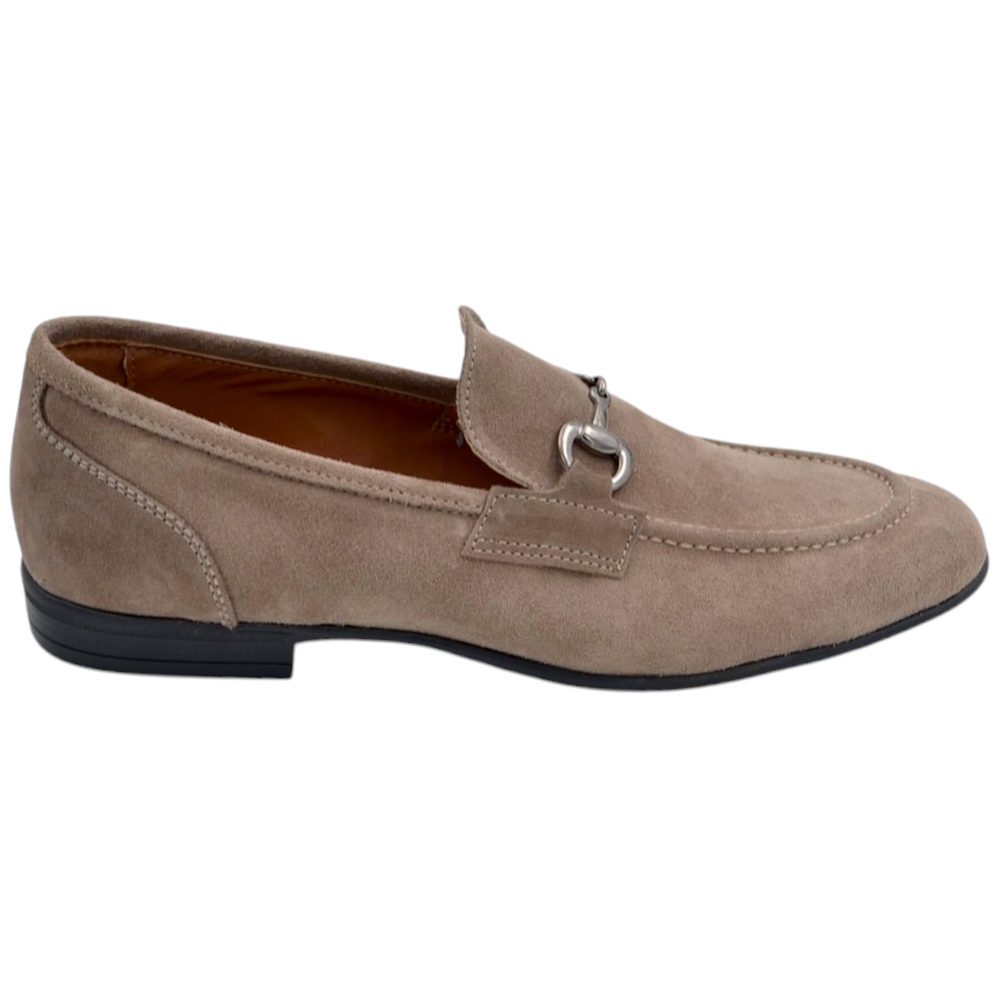 Scarpa mocassino uomo con morsetto argento vera pelle scamosciato beige cucita a mano fondo sottile in gomma antiscivolo.