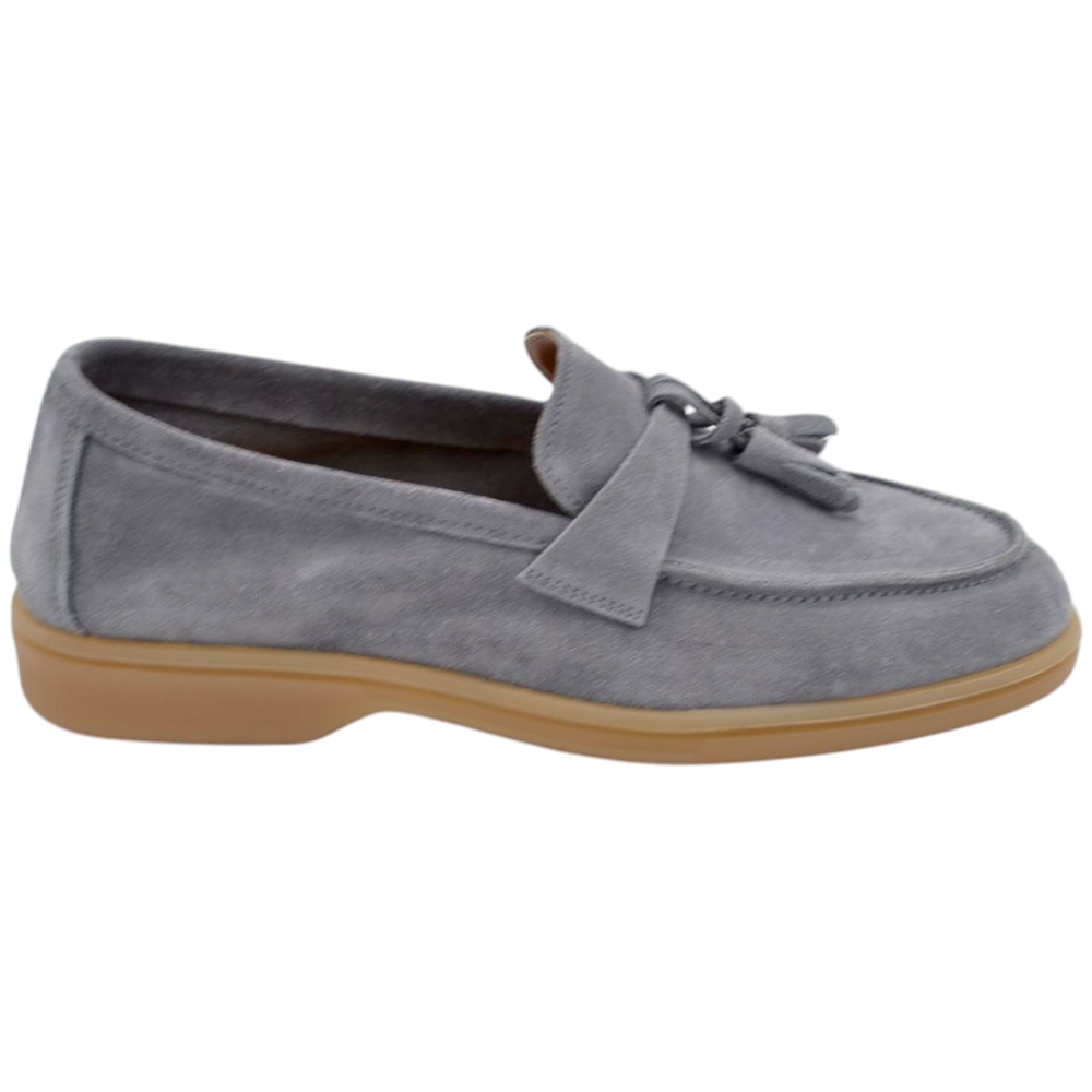 Mocassino uomo in vera pelle scamosciata da barca grigio con nappina suola in gomma crepe sottile handmade in Italy .