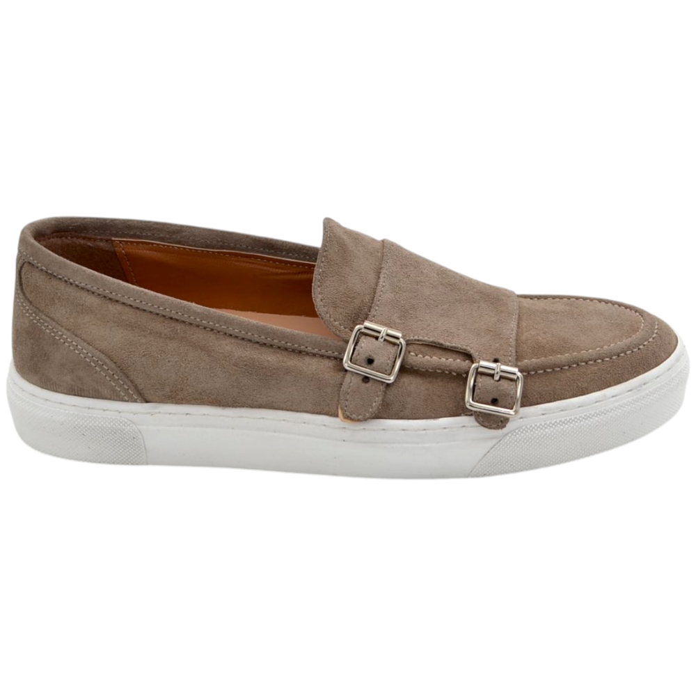 Mocassino doppia fibbia beige in vera pelle scamosciata fondo classico sportivo gomma bianca basic.