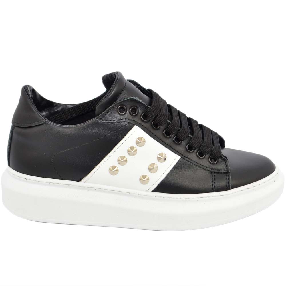 Sneakers uomo bassa in vera pelle vitello nera e striscia bianca con borchie street fondo tondo bianco made in italy