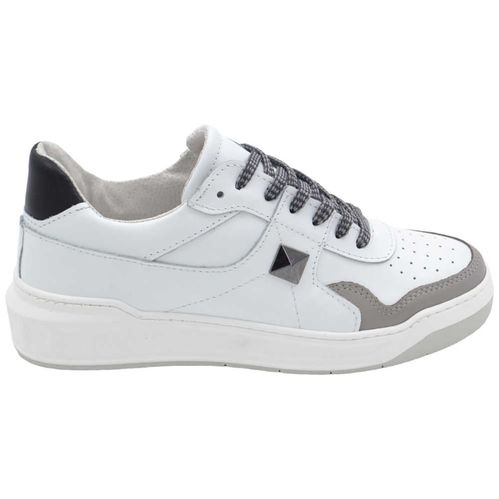 Scarpa sneakers bassa uomo  vera pelle bicolore bianco e grigio con borchia argento fondo in gomma ultraleggero 4,5 cm
