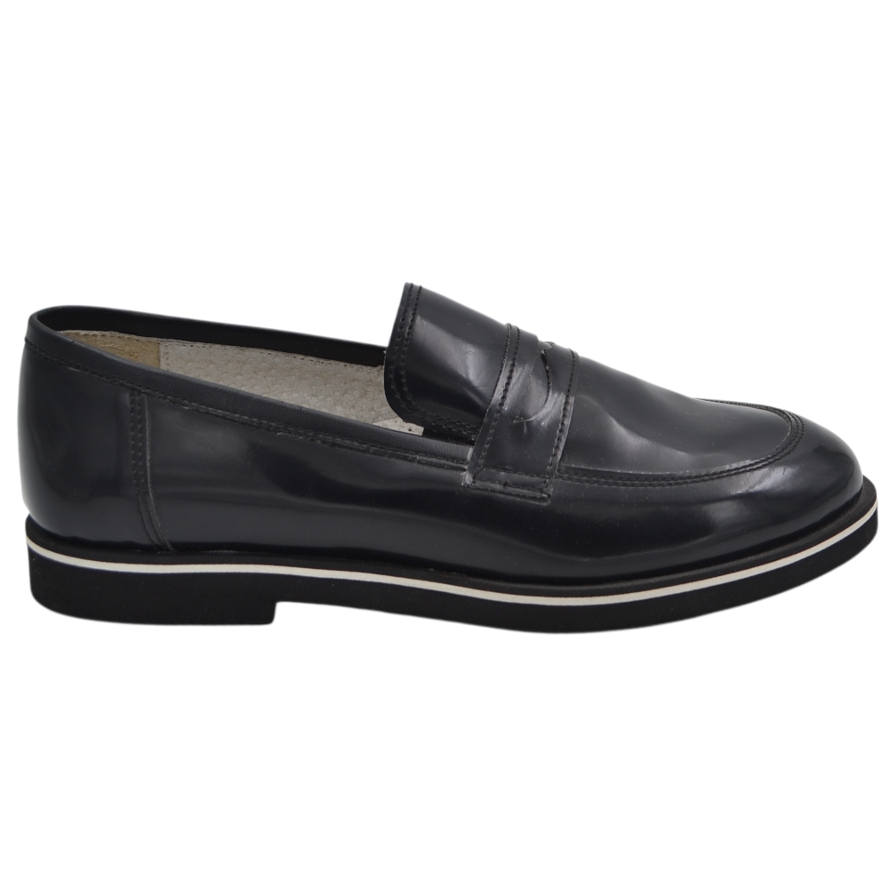 Mocassini da bambino neri in vera pelle spazzolata con mascherina Penny Loafer e suola bicolore.