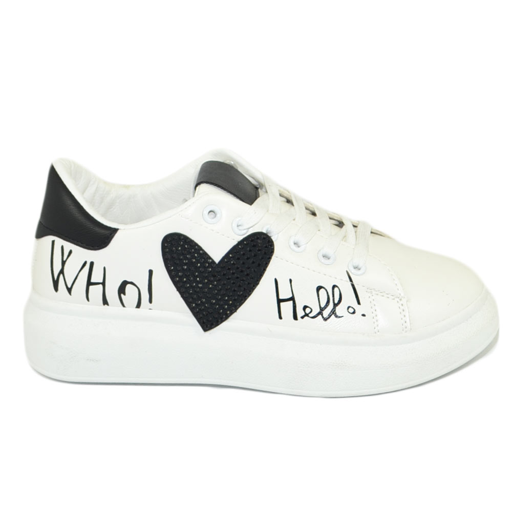 Sneakers bassa donna bianco pelle suola ondulata gomma applicazione nero cuore scritte comodo moda