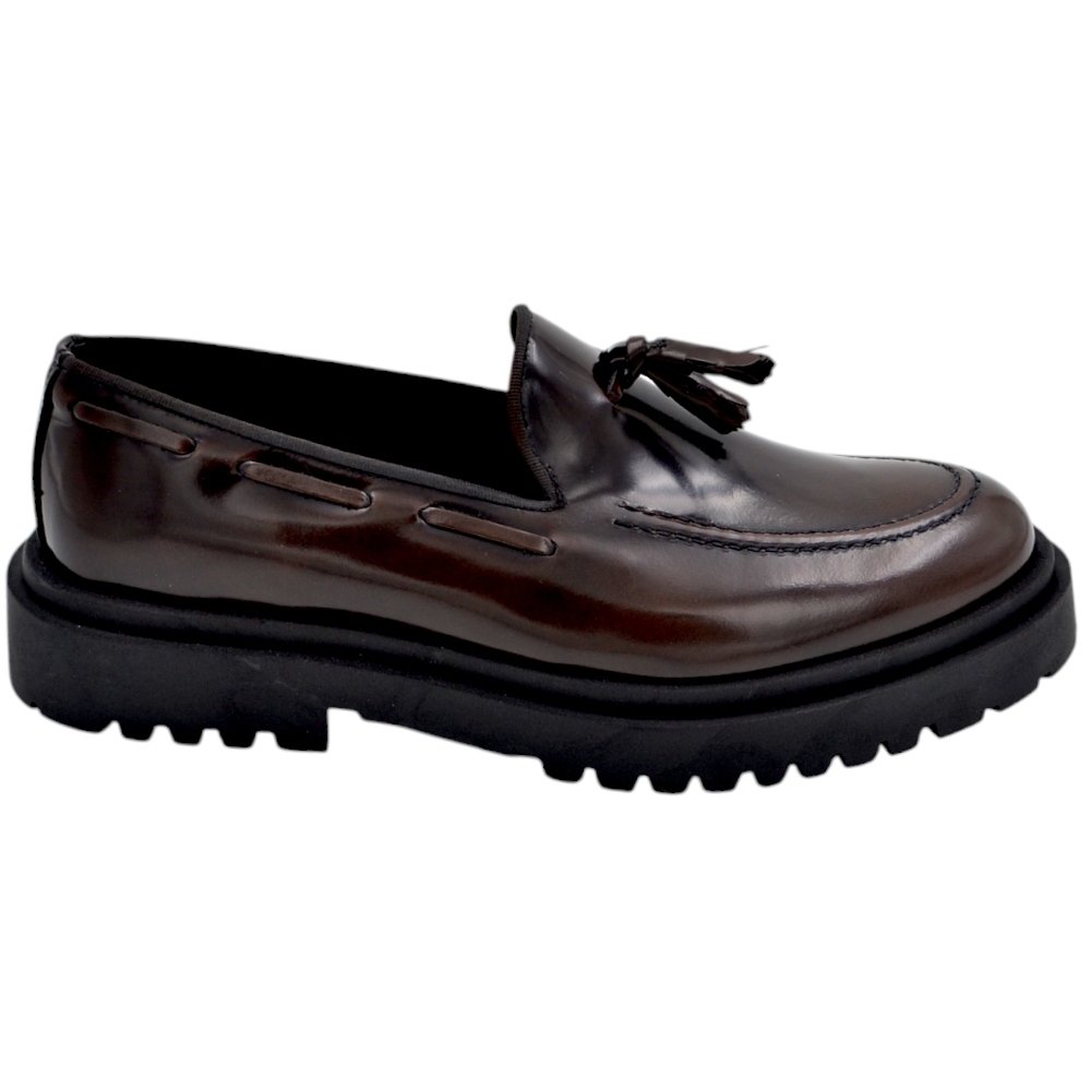 Mocassini uomo scarpa con pappina bon bon in vera pelle abrasivata marrone spazzolato fondo gomma alto nero 4,5 cm.