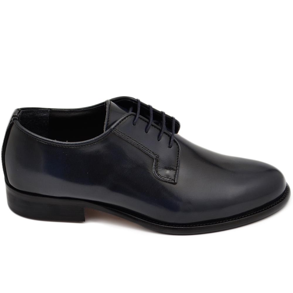 Scarpa classica uomo stringata liscia in vera pelle abrasiva blu lucida elegante con suola cuoio antiscivolo tacco 2 cm.