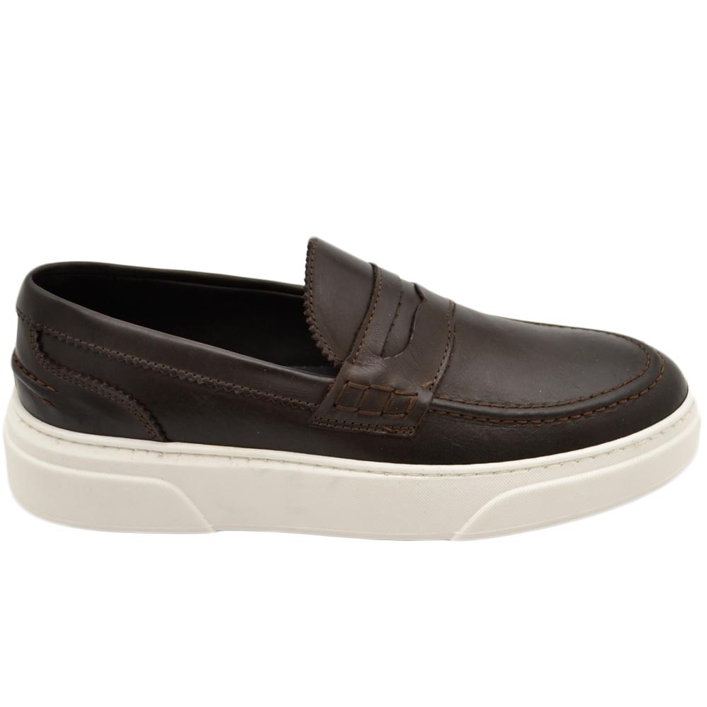 Mocassini uomo college bendina classico sportivo in vera pelle abrasivata marrone fondo bianco alto gomma