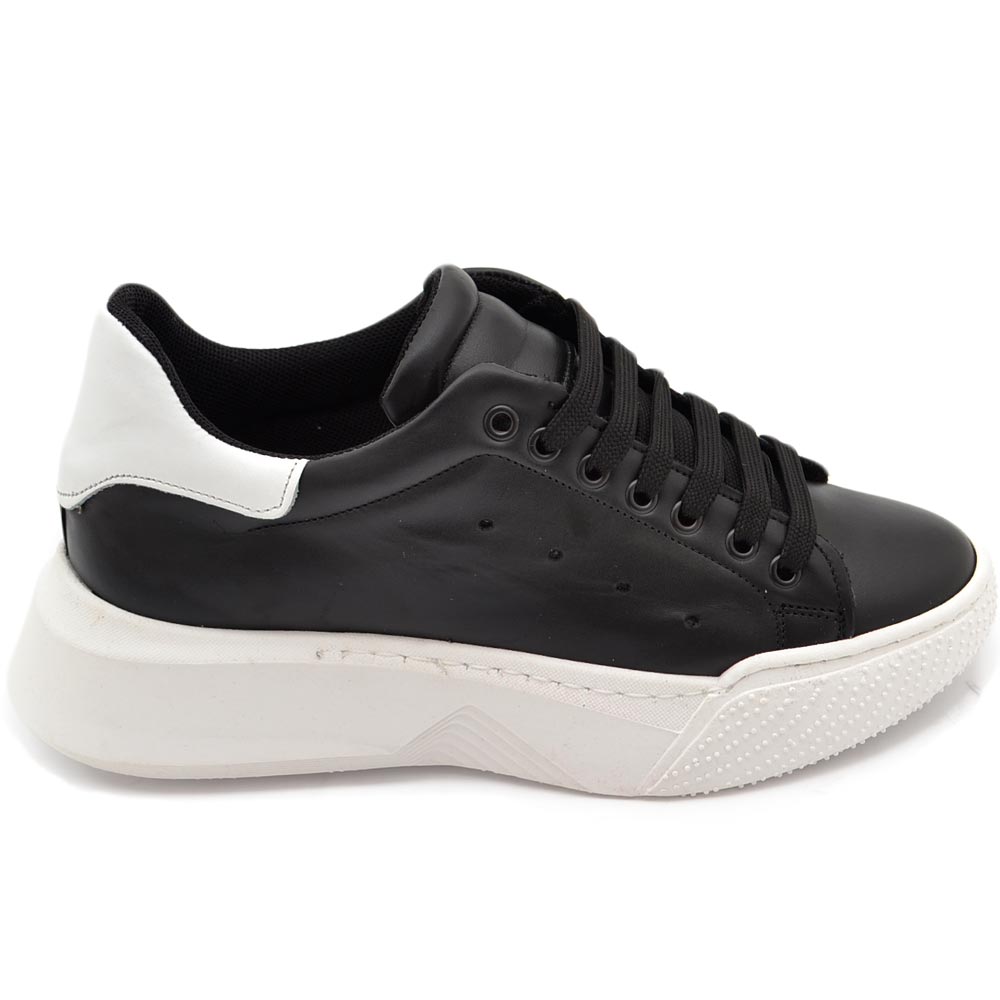 Sneakers uomo nera in vera pelle con riporto bianco fondo alto asimmetrico Gels moda street made in italy ragazzo