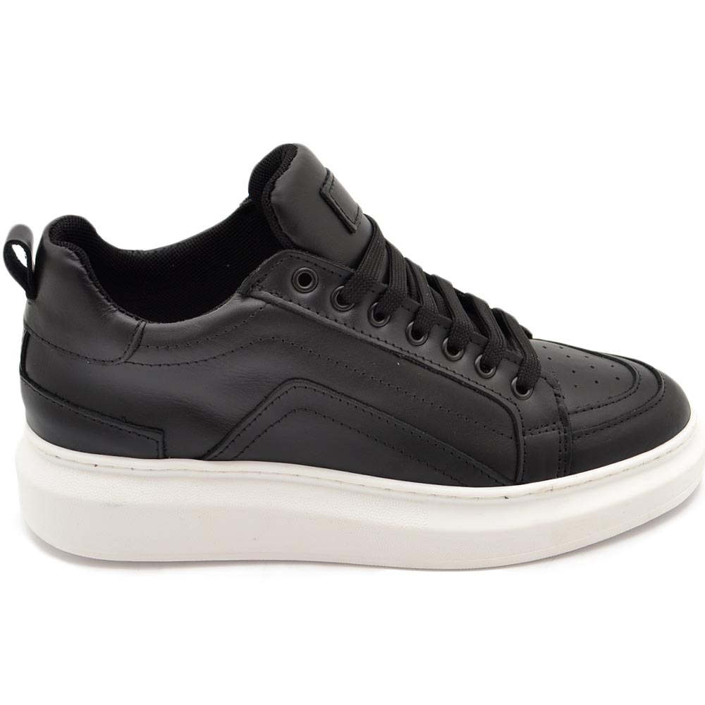 Sneakers bassa uomo in vera pelle vitello nero stratificata tinta unita fondo tondo bianco moda streetwear