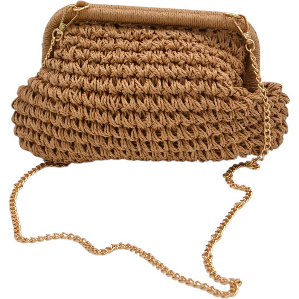 Pochette borsa mare clutch in rafia con tracolla a catena dorata e chiusura a scatto.