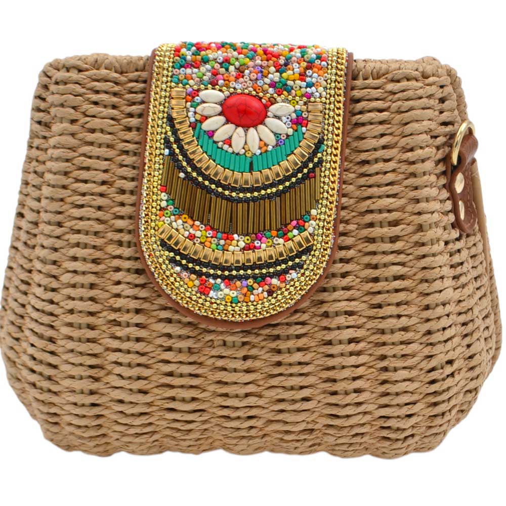 Borsa a tracolla estiva in paglia intrecciata con flap gioiello ricamato pietre etniche e perline colorate.