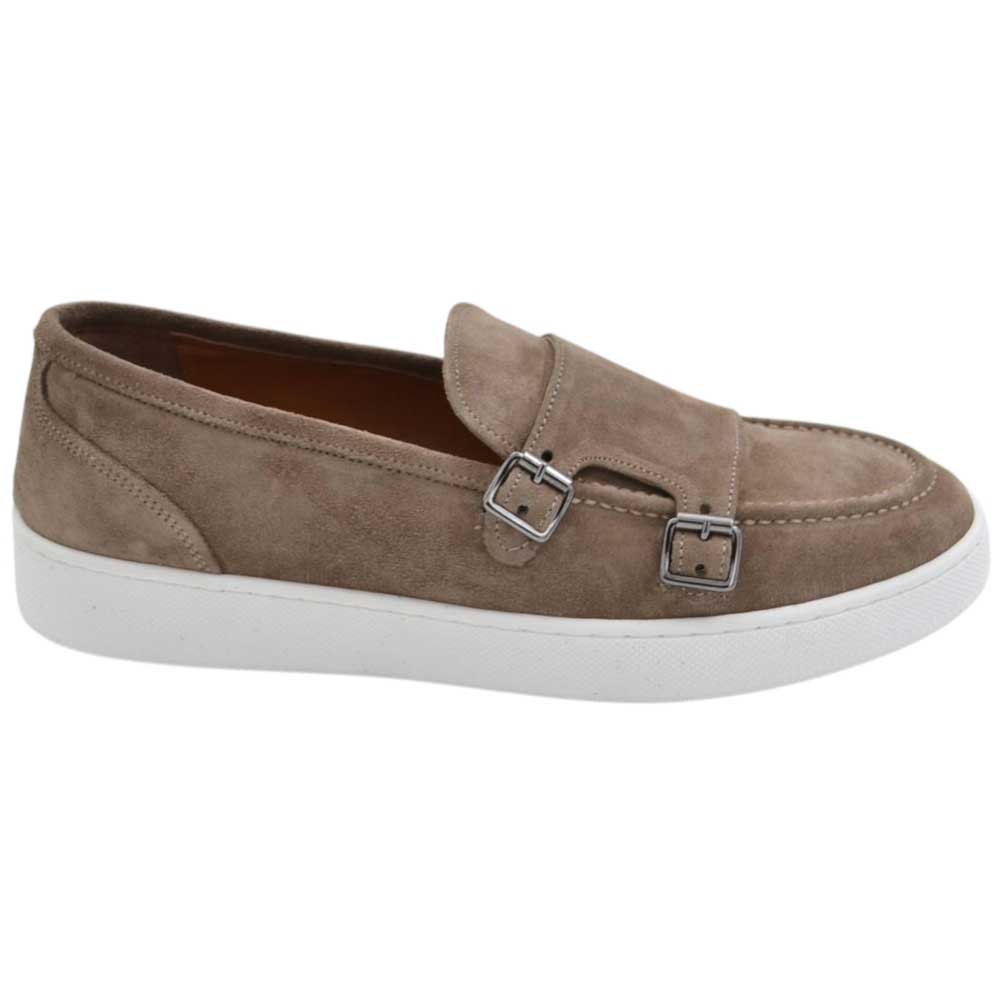 Mocassini uomo doppia fibbia in vera pelle scamosciata beige tortora fondo bianco ginnico gomma 3 cm.