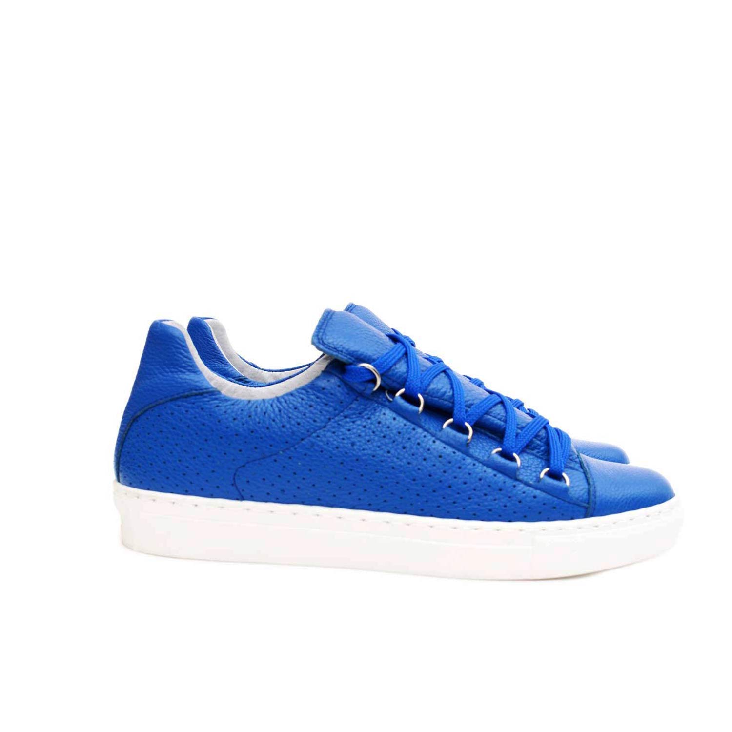 Sneakers bassa bluette  lacci forata blu vera pelle made in italy ultraleggera.