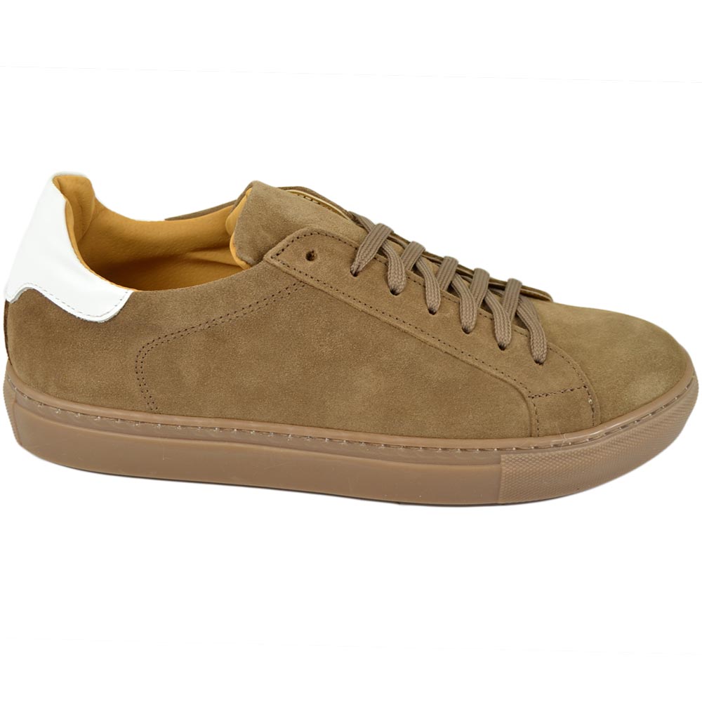 Sneakers uomo in vera pelle scamosciata fango con talloncino in pelle bianca gomma comfort casual made in Italy moda.