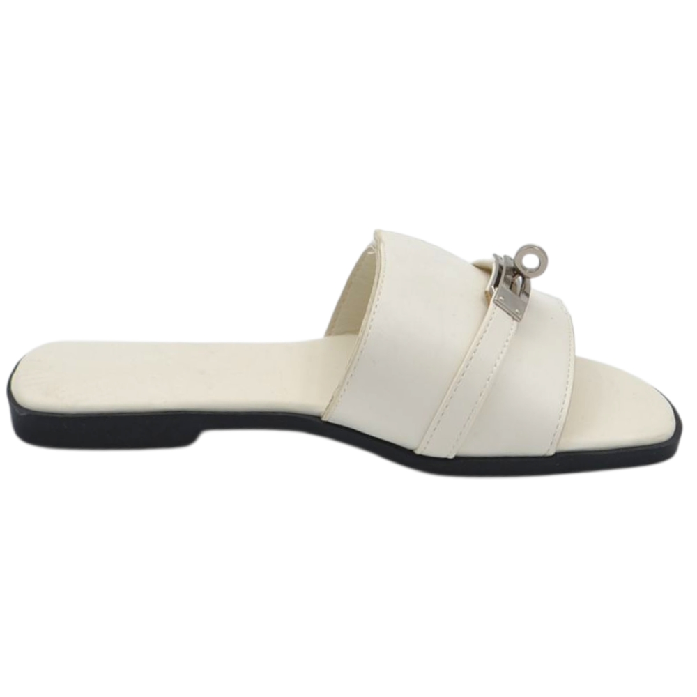 Pantofolina mule donna bianco in ecopelle con fibbia metallica argento tacco basso 1 cm senza chiusura.