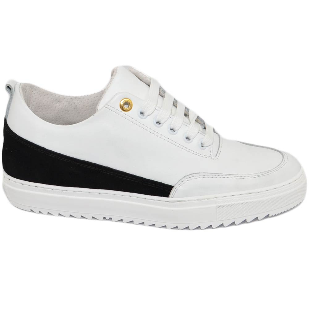 Scarpe sneakers bassa uomo vera pelle bianco con occhiello oro liscia Basic fondo zigrinato fascia nera made in Italy