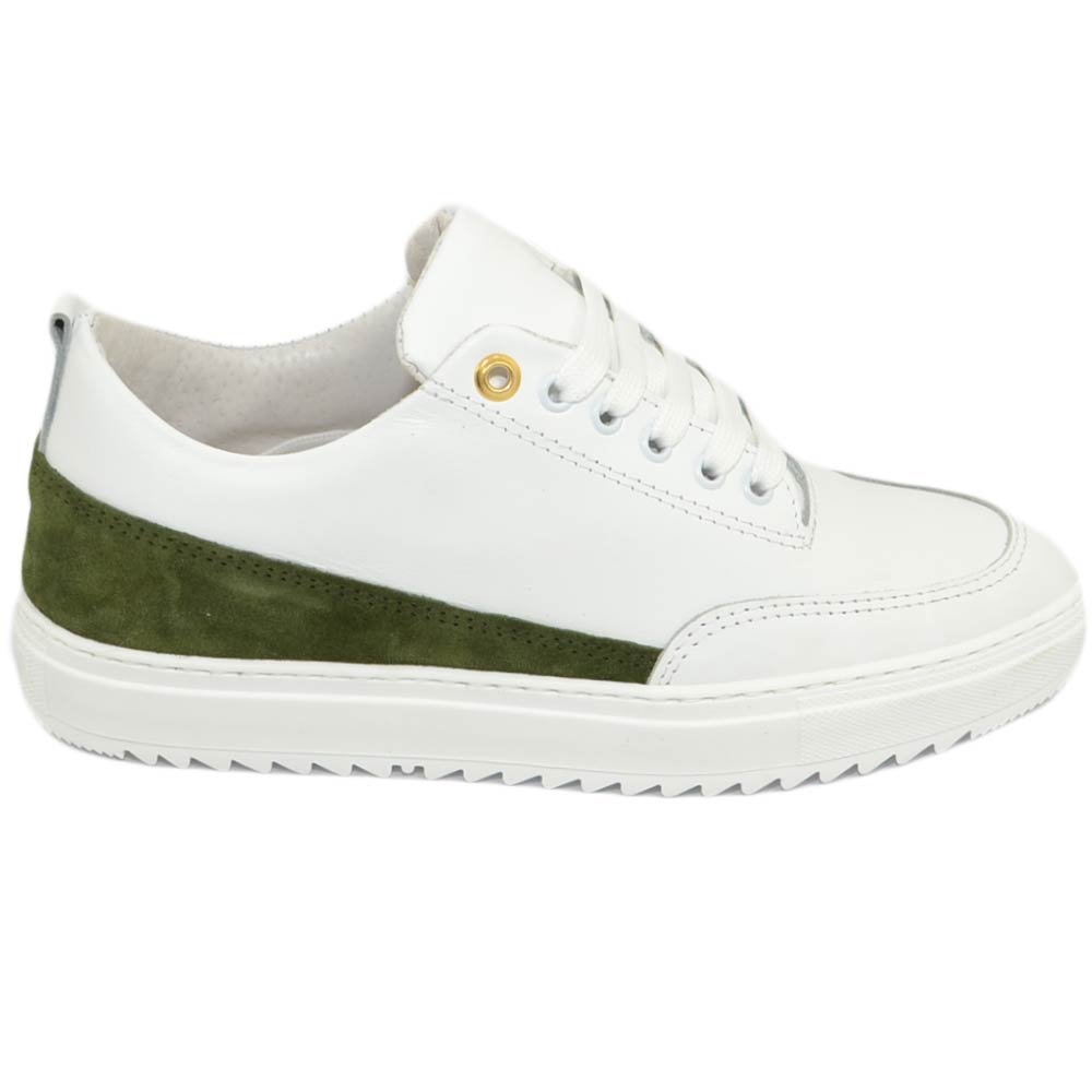 Scarpe sneakers bassa uomo vera pelle bianco con occhiello oro liscia basic fondo zigrinato fascia verde made in italy	.