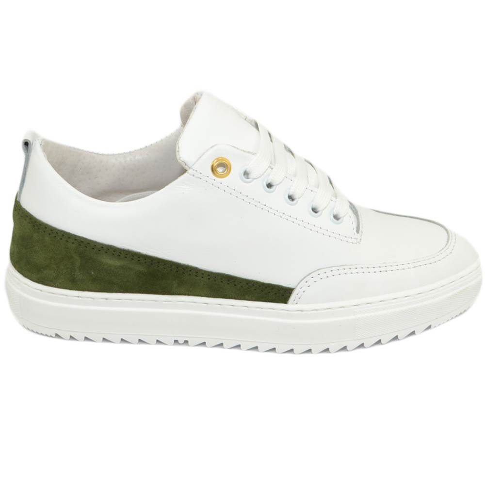 Scarpe sneakers bassa uomo vera pelle bianco con occhiello oro liscia basic fondo zigrinato fascia verde made in italy	