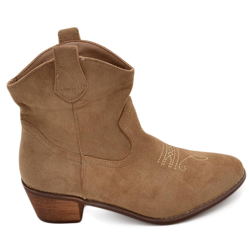 Stivaletto camperos donna basso alla caviglia in camoscio taupe beige con tacchetto comodo 5 cm e zip texano liscio.