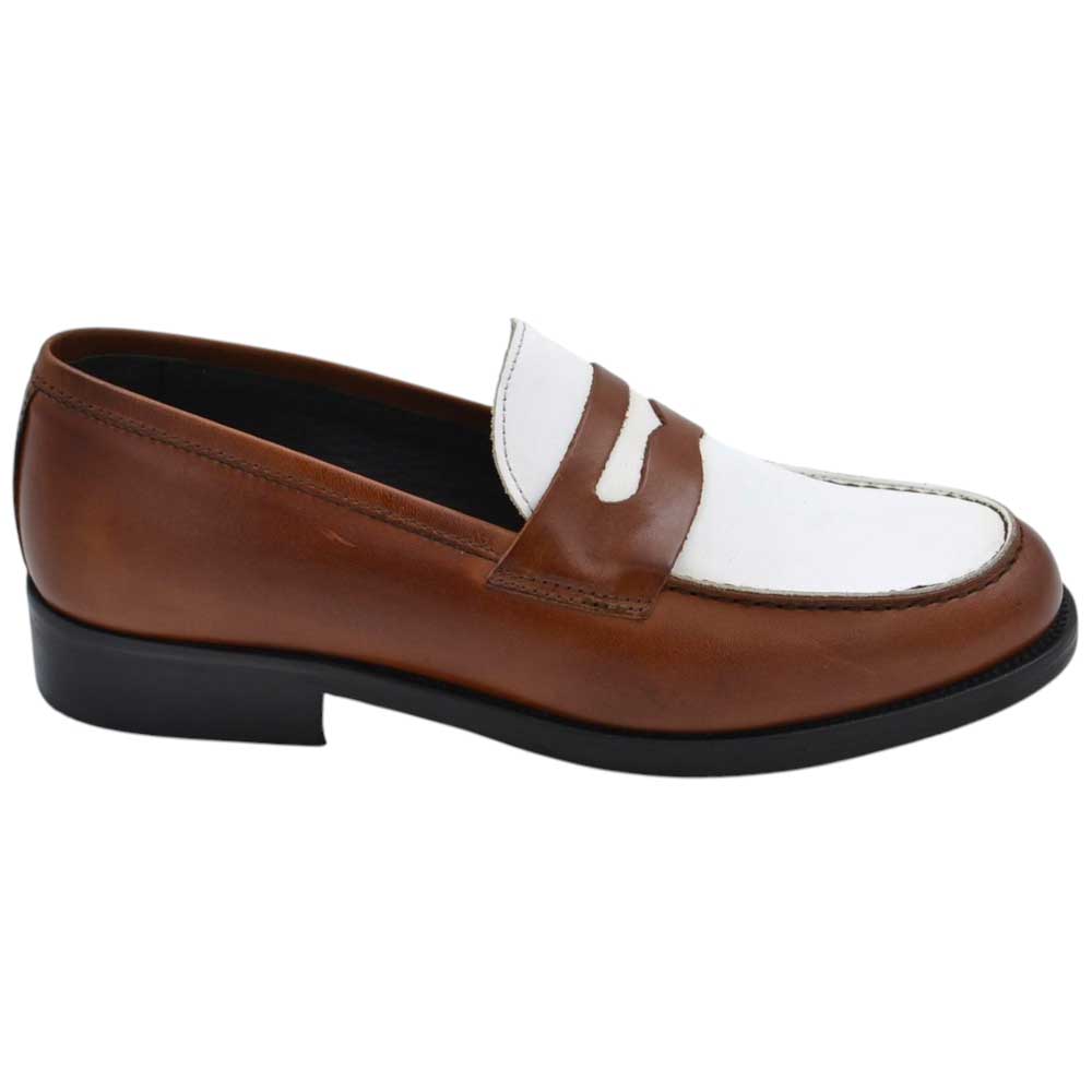 Scarpe mocassino uomo vera pelle abrasivata bicolore cuoio e bianco con bendina fondo cuoio sottile made in Italy.