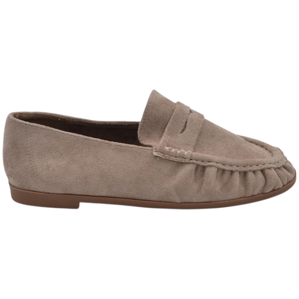 Mocassino donna in camoscio beige ultra morbido senza struttura con mascherina e cuciture in rilievo.