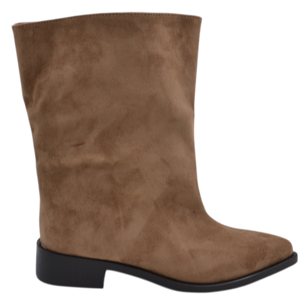 Tronchetto stivaletto donna camoscio beige con gambale overwide slouchy  punta affusolata e tacco basso squadrato.